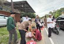 Kemenag Abdya Bagi Takjil dalam Program TerasZawa Ramadhan
