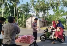 Polsek Arongan Lambalek Berbagi Takjil, Pererat Silaturahmi dengan Warga