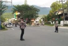 Porsonel Polsek Tapaktuan Atur lalu Lintas di Jam Sibuk Masyarakat