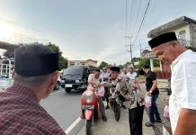 Kemenag Abdya Berbagi Takjil ke Masyarakat