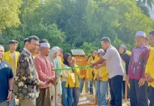 Mahasiswa UTU Serahkan Alat Early Warning System untuk Desa Gajah Ayee