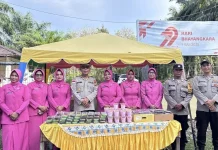 Personel Polsek Woyla Bagikan Takjil kepada Masyarakat