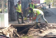 Warga Desa Runding Meulaboh Gotong Royong Bersihkan Selokan