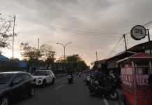 Aktivitas Warga Padati Jalan Meureubo jelang Berbuka Puasa
