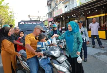 Tim PKK Aceh barat berbagi takjil