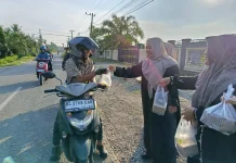 Tenaga Kesehatan  Puskesmas Meureubo Bagikan Takjil Masyarakat