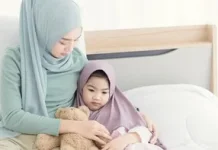 Trik Manja Orangtua Bangunin Buah Hati Sahur tanpa Rewel