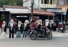 OSIS SMAN Bunga Bangsa Nagan Raya Bersama Guru Bagikan Takjil
