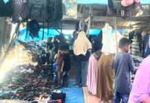 Lapak Sandal dan Sepatu di Pasar Jeuram Ramai Pembeli jelang Idulfitri