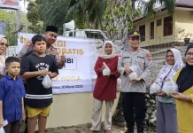 Polsek Woyla Bagikan Takjil Kanji Rumbi kepada Masyarakat