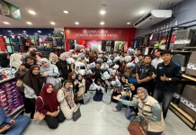 HIPMI Aceh Barat Ajak Puluhan Anak Yatim Belanja Baju Lebaran