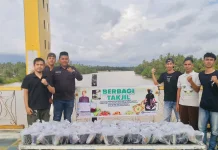 Seniman Aceh Jaya Berbagi Takjil di Jembatan Teunom