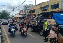 Personel Ops Ketupat Polres Aceh Barat Tertibkan Parkir di Pusat Keramaian