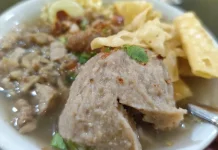 Bakso Hangat Jadi Pilihan Favorit Warga usai Tarawih