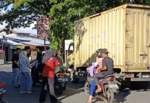 Hangatnya Berbagi di Senja Ramadan, Dea Star Ponsel Tebar Ratusan Takjil