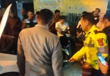 Polisi Sigap Padamkan Mobil Terbakar di Jalan Nasional Aceh Barat