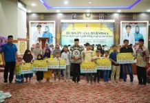 Bupati Nagan Raya Serahkan Bantuan Anak Yatim