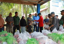 Bupati Aceh Barat Bagikan 6 Ton Daging Pemberian Presiden kepada Warga