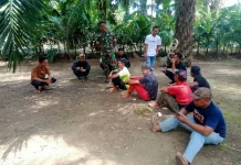 Babinsa Koramil 02/Kuala Batee Komsos Humanis Bersama Pemuda