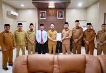 Wabub Aceh Barat Serahkan SK Plt Kepala Baperida Baru
