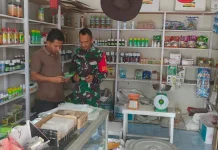 Babinsa Tangan-Tangan Mengecek Ketersediaan Pupuk Toko Pertanian