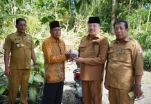 Bupati TRK Serahkan Bantuan Tunai Rp21 Juta kepada Korban Angin Kencang