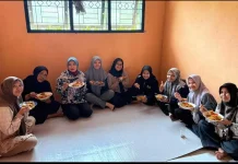 Momen Santai Menikmati Mie Hangat di Waktu Luang