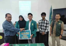Rektor Unmuha Beri Penghargaan Video Kreatif KKN Mahasiswa Terbaik