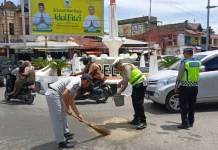 Satlantas Aceh Barat Tangani Tumpahan Minyak
