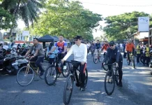 Hari Pertama WFH, Bupati Aceh Barat Bersepeda dan Pimpin Gotong Royong Bersama ASN