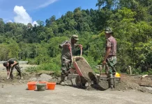 Satgas Kodim 0105/Abar Pengerjaan Jembatan Desa Sikundo