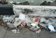 Minim Kesadaran Masyarakat, Sampah Berserakan di Pelabuhan Ujung Karang