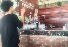 Budaya Ngopi di Warkop Aceh Barat Tetap Bertahan