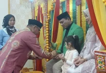 Wabup Simeulue Lakukan Peusijuek Anggota Komisi V DPR RI