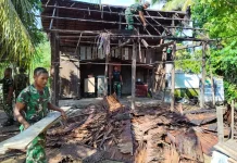 Personil Satgas TTMD Kodim 0110/Abdya Rehab Rumah Warga Masyarakat