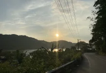 Menikmati Sunset di Bawah Kaki Gunung Paro