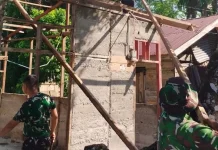 Personel TNI-AD Lakukan Pengerjaan RTLH TMMD Abdya