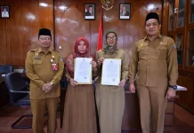 Sekda Aceh Jaya Serahkan SK Plt Kadishub dan Sekretaris Dinas Parekrafpora
