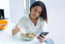 Bahaya Makan Sambil Main Handphone