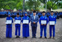 Pimpin Upacara Hardiknas 2026, Bupati TRK Serahkan Penghargaan Siswa Berprestasi