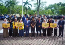 Bupati TRK Serahkan Bantuan Pendidikan Rp721 Juta bagi 580 Santri dan Mahasiswa