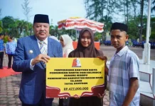 Bupati TRK Serahkan Rp721 Juta Bantuan Pendidikan Santri 2026