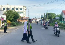 Personel Sat Lantas Polres Abdya Pengaturan Lalu Lintas di Zona Sekolah