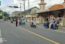 Personel Polres Aceh Selatan Pengaturan Lalu Lintas di Jalan Raya