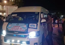 IKAMABAS Aceh Barat Bagikan Snack pada Calon Jamaah Haji Aceh Selatan