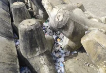 Kesadaran Masyarakat Rendah Sampah Menumpuk di Pinggir Pantai