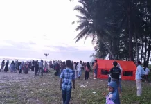 Pantai Suak Ribee Dipadati Warga Menanti Korban Tenggelam yang Belum Ditemukan
