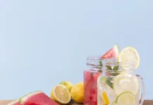 Sajian Minuman Segar Potongan Semangka dan Irisan Jeruk