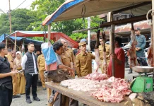 Bupati Tarmizi Sidak ke Pasar Bina Usaha Meulaboh, Pantau Harga Daging