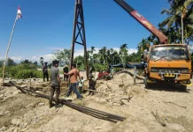 Personel Kodim 0108/Agara Pasang Tiang Pancang Jembatan Gantung Perintis